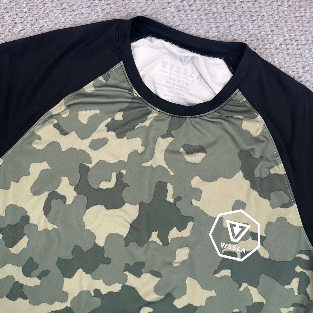 Vissla Swim Shirt Mens Large Camo Green Black Rash Guard Short Sleeve UVA UVB